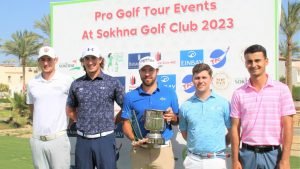 Antoine Pouguet, Cédric Gugler, Andoni Etchenqiue, Timo Vahlenkamp und Tom Santa (v. l.) bei der Siegerehrung. EINBAY Red Sea Open 2023 (Foto: ProGolfTour)