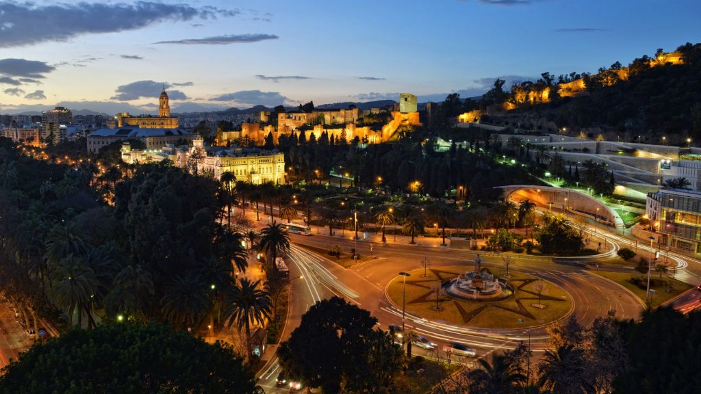 Malaga bei Nacht. (Foto: Costa del Sol)