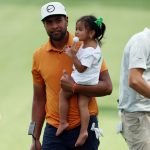 Tony Finau mit einem seiner fünf Kinder, die er alle mit zum Par-3-Contest mitbrachte. (Foto: Getty)