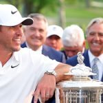 Brooks Koepka mit PGA CEO Seth Waugh im Hintergrund. (Foto: Getty)