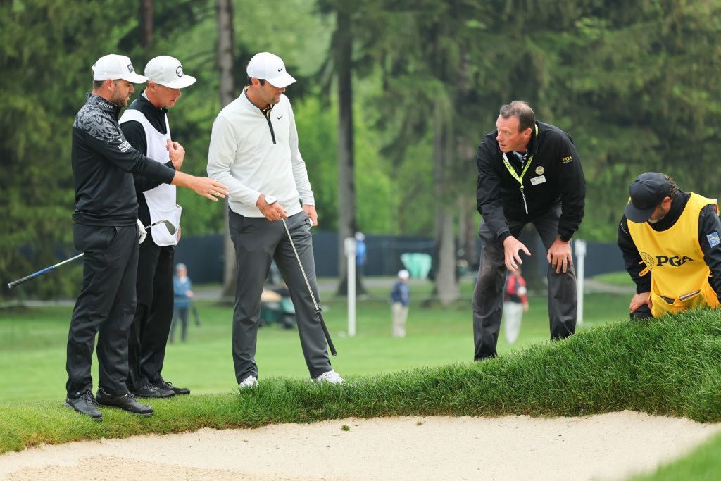 Mike Raby erklärt das Prozedere für den Drop. (Foto: Getty)