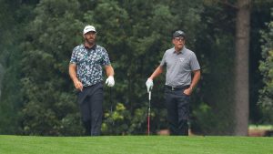 Dustin Johnson und Phil Mickelson bei dem US Masters 2023 (Foto: Getty)