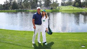 Brooks Koepka mit seiner Frau Jena Sims beim Par 3 Contest des US Masters 2023 (Foto: Getty)