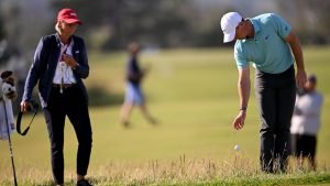 Rory McIlroy droppte nach einer Fehlentscheidung an der falschen Stelle (Foto: getty)