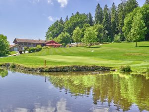 Auf dem Gutshof Brunnwies findet der erste Turniertag statt. Der Kurs wurde von Bernhard Langer designed. (Quelle: Quellness Resort Bad Greisbach)