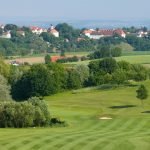 Panoramablick über den Golfplatz Lederbach. Hier findet der 2. Turniertag der Masters Golfwoche statt. (Quelle: Quellness Golf Resort)