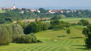 Panoramablick über den Golfplatz Lederbach. Hier findet der 2. Turniertag der Masters Golfwoche statt. (Quelle: Quellness Golf Resort)