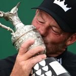 Alex Cejka küsst die Trophäe der Senior Open Championship 2023. (Foto: Getty)