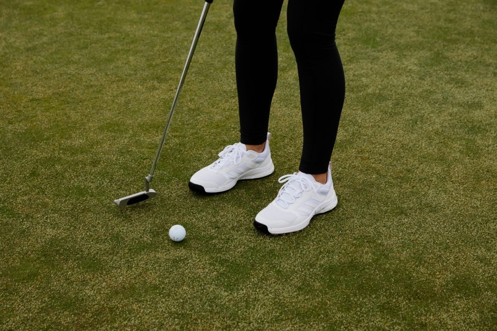 Der adidas Zoysia Golfschuh in weiß/rosa. (Foto: adidas)