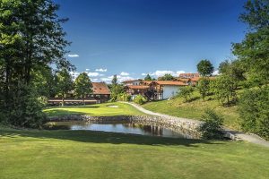 Der Schlag ins 18. Grün hat’s in sich (Foto: Quellness & Golf Resort)