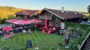 Coole Drinks und Live-Musik auf der Gutshof-Terrasse. (Foto: Quellness & Golf Resort)