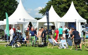 Entspannte Atmosphäre auf der Schöner Golfen Messe, die dieses Jahr vom 4. bis 6. August stattfindet. (Quelle: Schöner Golfen)