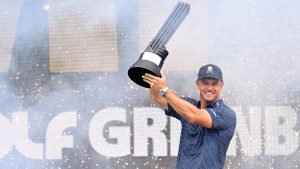 Bryson DeChambeau mit der Trophäe des Greenbrier Events der LIV Golf League. (Foto: Getty)