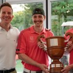 Christopher Tiess (links, Initiator des Wirtschafts-Golfcup MV) und die Sieger der Bruttowertung Max Andrä und Max Rentzsch. (Foto: David Garbe)