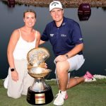 Der finnische Sieger Sami Välimäki feiert mit seiner Verlobten den Sieg des Qatar Masters 2023. (Foto: Getty)