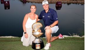 Der finnische Sieger Sami Välimäki feiert mit seiner Verlobten den Sieg des Qatar Masters 2023. (Foto: Getty)