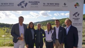 Von links: Edwin Weindorfer (CEO | emotion group), Pilar Carbonell, (Direktorin e|motion sports España), Luna Sobrón (golf professional), Nuria Iturrioz (golf professional), Francisco Vila, (Direktor der Arabella Hoteles e Inversiones SA), Bernardino Jaume, (Präsident des Golfverbandes der Balearen). (Foto: Jaume Timoner)