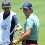 Auch beim Säubern des Balls gibt es einige Golfregeln zu beachten. (Quelle: Getty)