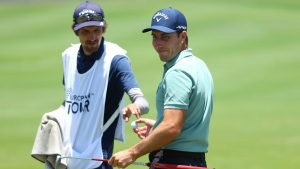 Auch beim Säubern des Balls gibt es einige Golfregeln zu beachten. (Quelle: Getty)