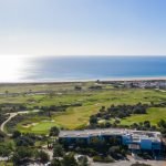 Ein traumhafter Blick von der Clubhaus-Terasse auf den Golfplatz des Palmares Ocean Golf & Living bis. Lagos