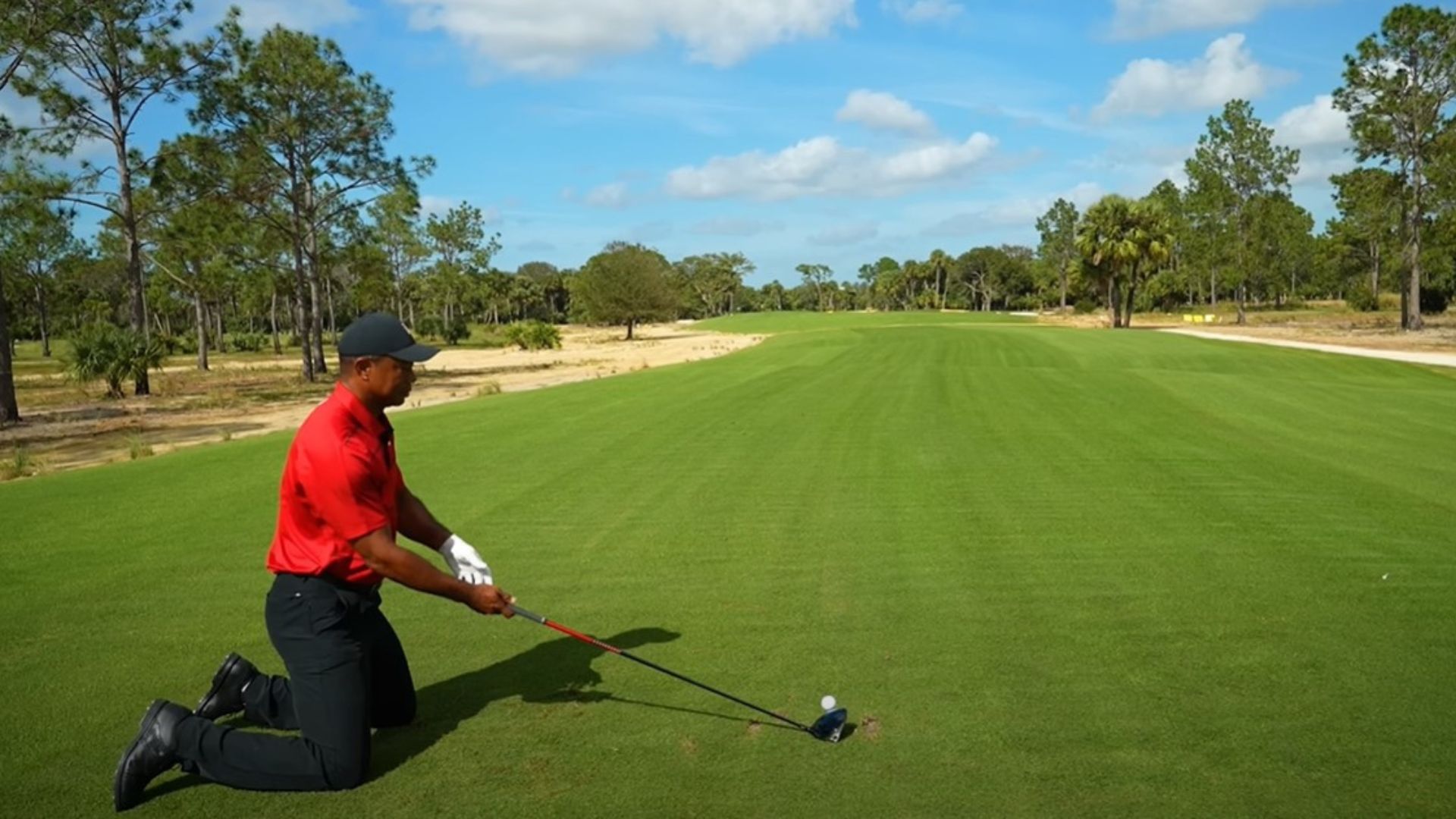 Long-Drive-Challenge zwingt Tiger Woods in die Knie