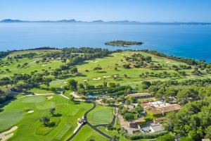Der Golfclub Acanada liegt direkt am Meer und gehört zu den schönsten Anlagen der Insel. (Quelle: Carrossa Resort)