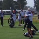 Nach dem Hole-in-One und zwei gewonnenen Autos war die Freude groß bei Zalatoris und seinem Caddie. (Foto: Twitter @PGATOUR)