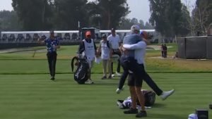 Nach dem Hole-in-One und zwei gewonnenen Autos war die Freude groß bei Zalatoris und seinem Caddie. (Foto: Twitter @PGATOUR)