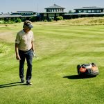 Grün-Spezialisten: WINSTON-Botschafter Bernhard Langer und eins der Husqvarna-Helferlein. (Foto WINSTONgolf/Tobias Kuberski)