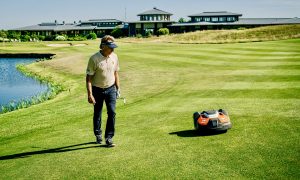 Grün-Spezialisten: WINSTON-Botschafter Bernhard Langer und eins der Husqvarna-Helferlein. (Foto WINSTONgolf/Tobias Kuberski)