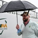 Der Regenschirm war das wichtigste Utensil der ersten Runde des Turniers der PGA Tour in Scottsdale. (Quelle: Getty)