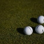 Dass ein Golfball den Ball eines Mitspielers trifft kommt durchaus vor. Was sagt das Regelbuch dazu? (Foto: Getty)