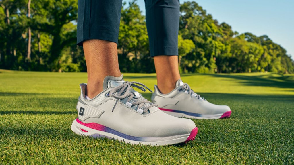 Stabilität und Kontrolle beim Schwung mit dem FootJoy Pro/SLX Golfschuh 2024. (Foto: FootJoy)