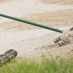 Oft genug eine schwere Aufgabe: So sehen die Golfregeln für das Bunkerspiel aus. (Foto: Getty)