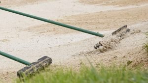 Oft genug eine schwere Aufgabe: So sehen die Golfregeln für das Bunkerspiel aus. (Foto: Getty)