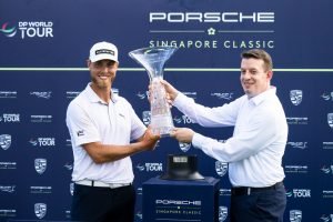 Deniz Keskin mit Jesper Svensson, Sieger der Porsche Singapore Classic 2024. (Quelle: Porsche AG)