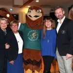 Die EAGLES mit dem Eagle bei der Saisoneröffnung im Quellness & Golf Resort Bad Griesbach (von links): Christian K. Schaeffer, Andrea Spatzek, Evi Mittermaier, »Fleschi«, Katja Ebstein, Jan Hartmann und Florian Odendahl. (Foto: G. Schober/Getty Images)