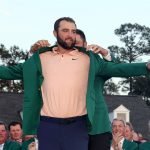 Scottie Scheffler gewinnt das US Masters 2024 und erhält das Green Jacket von Vorjahressieger Jon Rahm. (Foto: Getty)