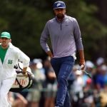 Tony Finau mit zwei Drivern beim US Masters 2024. (Foto: Getty)