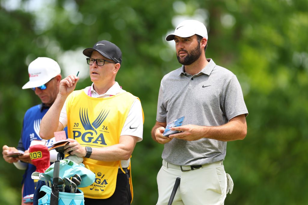 Scottie Scheffler mit Brad Payne am Moving Day der PGA Championship. (Foto: Getty)