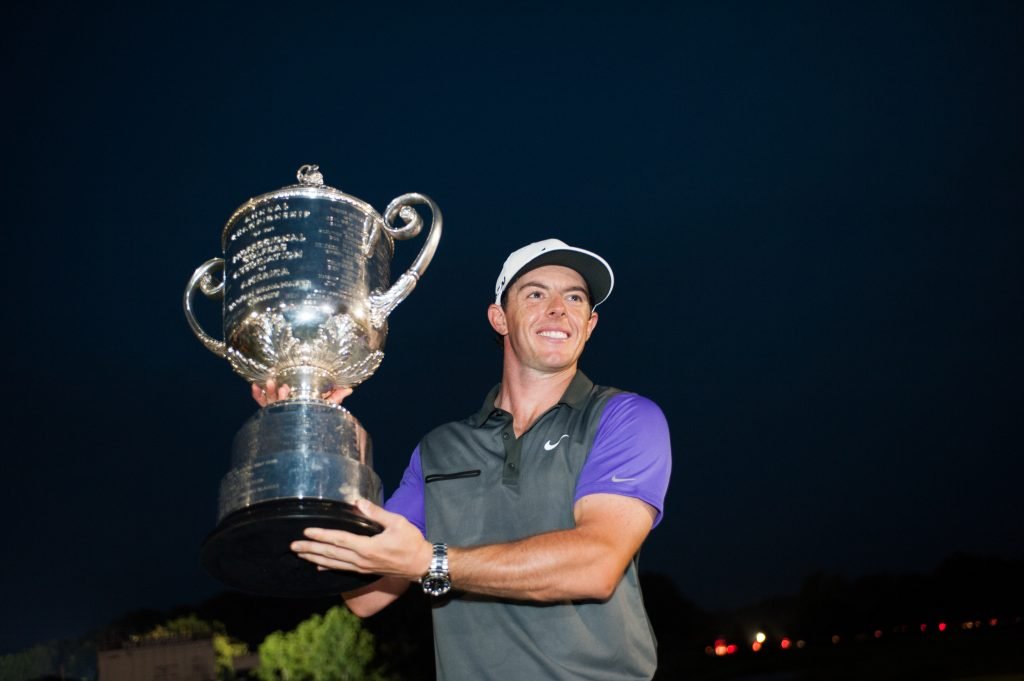 Rory McIlroy posiert mit der Wanamaker Trophy während der Preisverleihung der 96. PGA Championship im Valhalla Golf Club. (Foto: Montana Pritchard/The PGA of America)