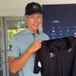 Matti Schmid nimmt bei der BMW International Open seine Olympia-Kleidung entgegen.