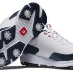 Der Tour Rival ist in drei Farbkombinationen erhältlich. Hier zu sehen: weiß/navy,rot (Foto: Acushnet Company/FootJoy)