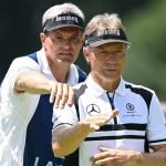 Jeder Profi, hier Bernhard Langer, wird von einem persönlichen Caddie begleitet. (Foto: Getty)
