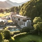 Das Grand Tirolia Kitzbühel, inmitten der Tiroler Alpen, bietet eine beeindruckende Aussicht auf die umliegenden Berge und den hauseigenen Golfplatz. (Foto: Grand Tirolia Kitzbühel)