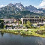 Der Ritzenhof vor einem traumhaften Bergpanorama. (Foto: Ritzenhof)