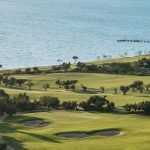 Golfen an der malerischen Küste im Costa Navarino. (Foto: Costa Navarino)