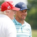 Donald Trump und Bryson DeChambeau auf einer gemeinsamen Golfrunde 2022. (Foto: Getty)