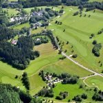 Der Blick über die Golfanlage Fahrenbach, eingebettet in den Naturpark Fichtelgebirge. (Foto: Golfhotel Fahrenbach)