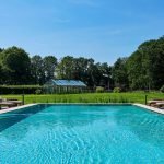 Der Blick auf das Schwimmbad des Hotels. (Foto: Romatikhotel Jagdhaus Eiden)